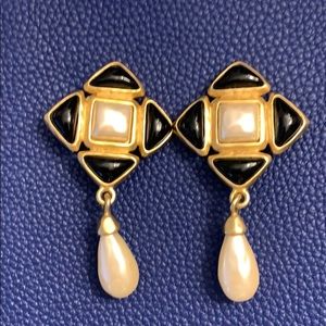 Earrings in black enamel and pearl